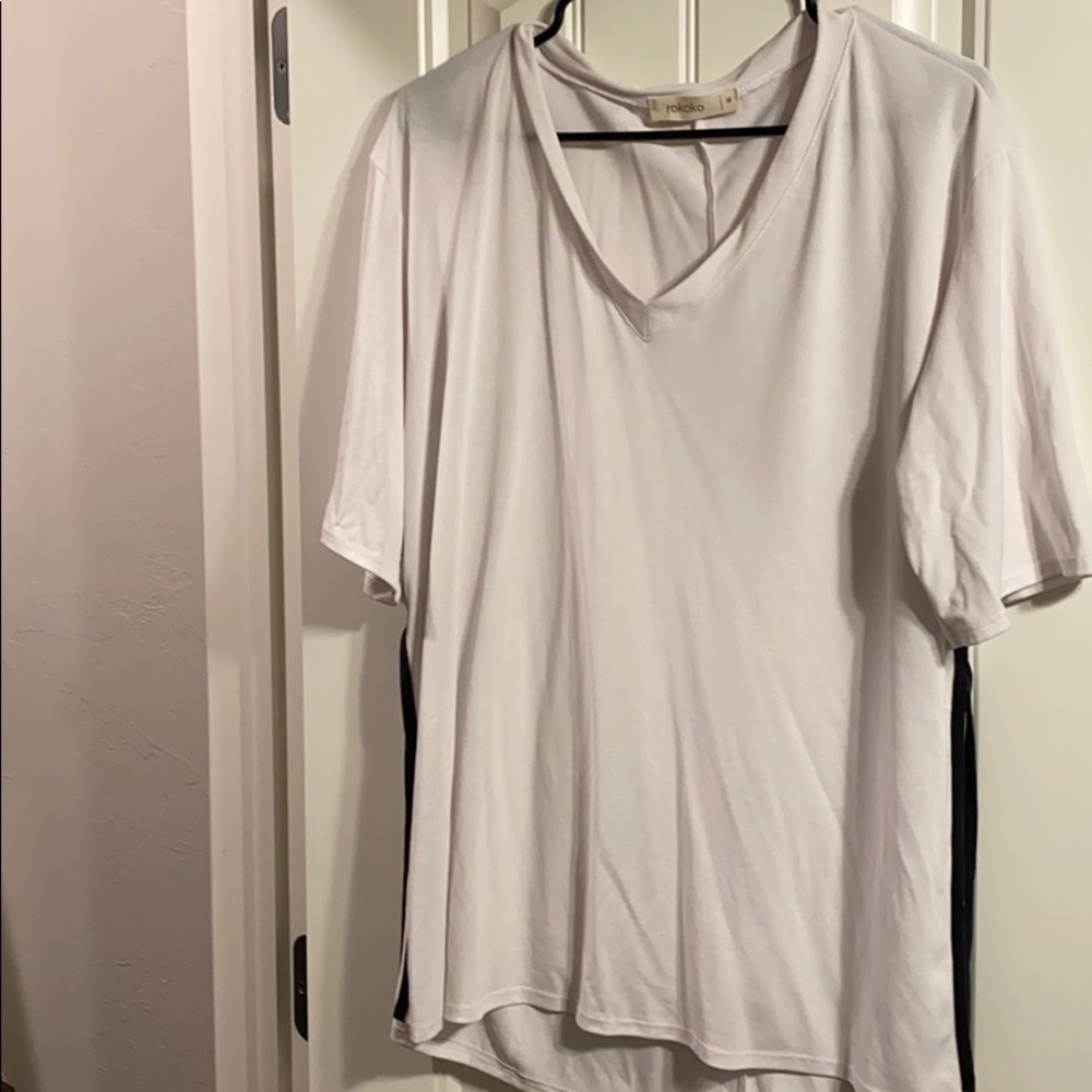 V neck w/ black side detailing
